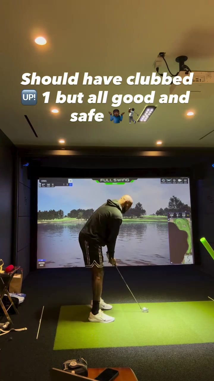 打磨球技!詹姆斯晒在家中玩高尔夫模拟器 挥杆后振臂庆祝