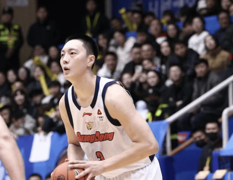 开云-胡明轩全场8中5，三分6中4得到14分4篮板4助攻1抢断